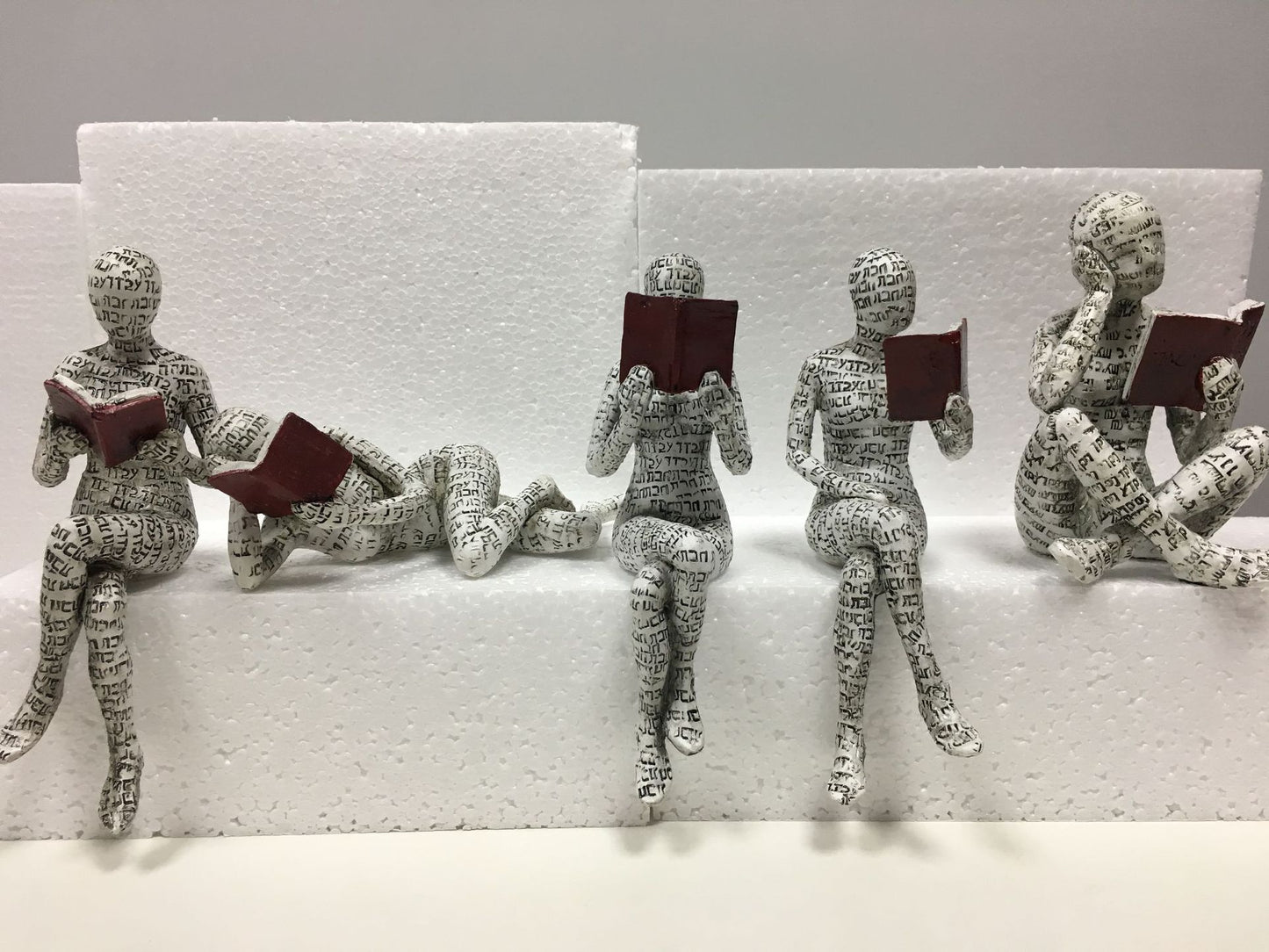 Woman Reading Paper Pulp Molding Ornament Resin Ornament Bookshelf Decoration