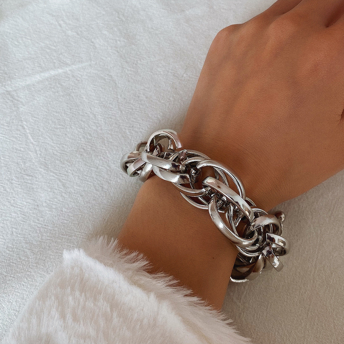 Twist chain hand ornament