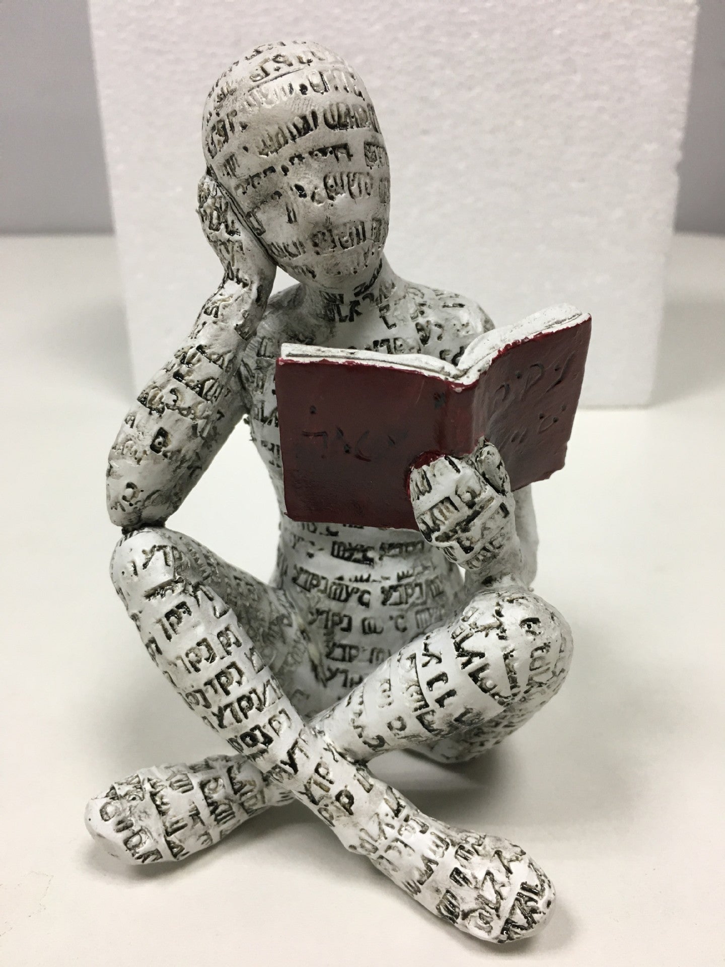 Woman Reading Paper Pulp Molding Ornament Resin Ornament Bookshelf Decoration